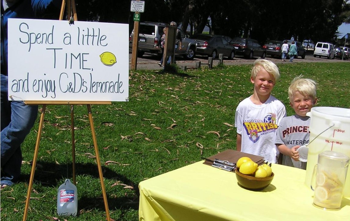 Due bambini e un banchetto di limonate